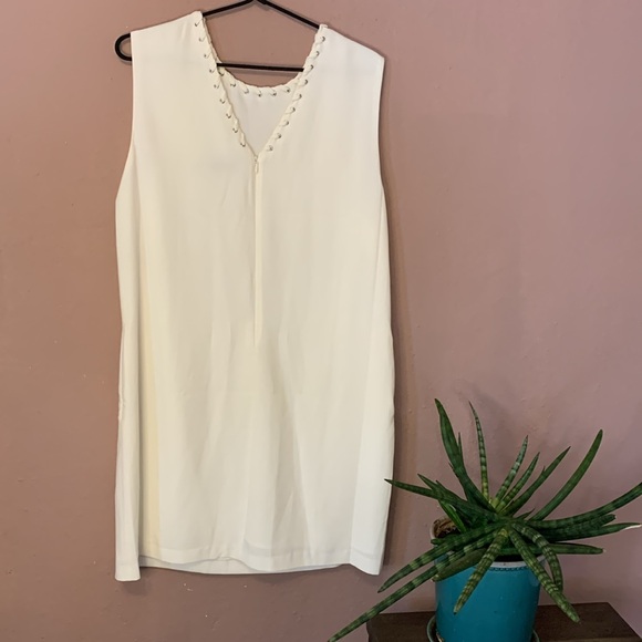 Ali and Jay White shift dress with rope detailing at the collar. Size: L - Picture 6 of 10